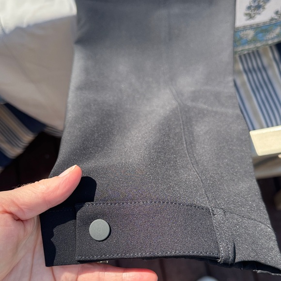 Athleta sz 8 Black Cargo Pants - Picture 2 of 3